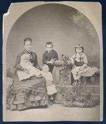 Kate Chopin mit den Söhnen Frederick, George, Jean und Oscar